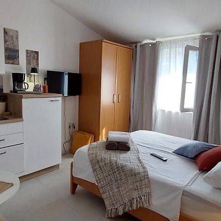 Apartments Leon 2 Banjol Екстер'єр фото